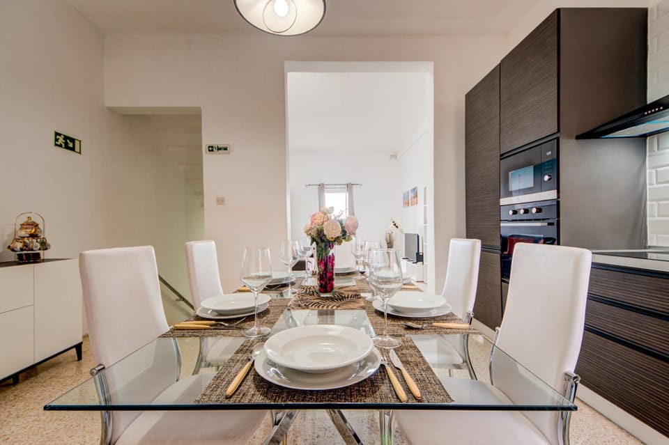 Dining area, microwave