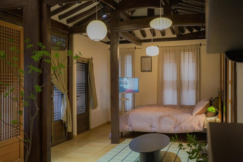 30 seconds from Dongmyo Station Private Hanok Exclusive use DDP Cheonggyecheon Dongdaemun Selected as an excellent hanok Maximum 5 people Apartment in Seoul