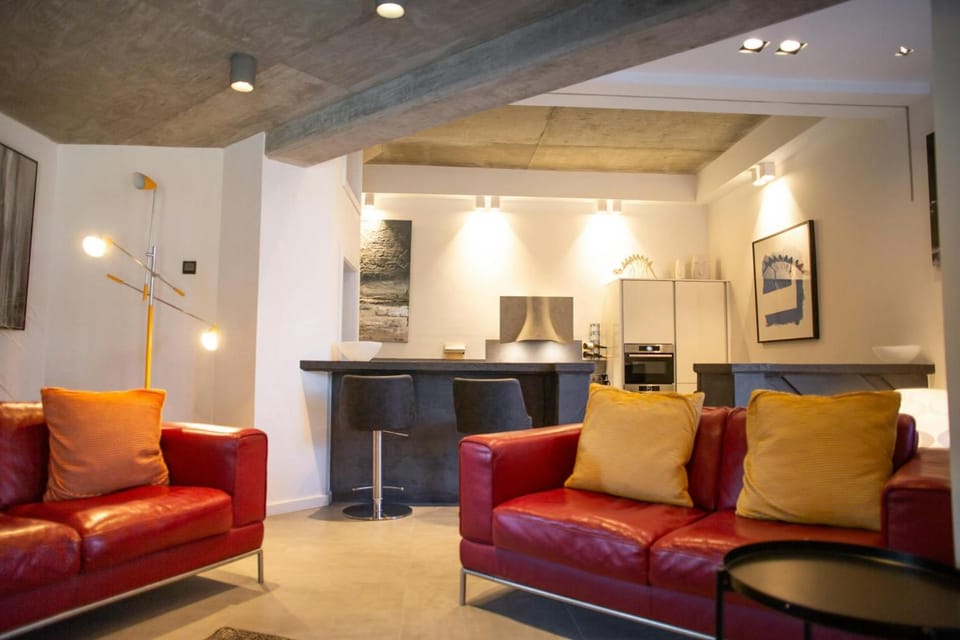 Kitchen or kitchenette, Living room, Seating area, Dining area