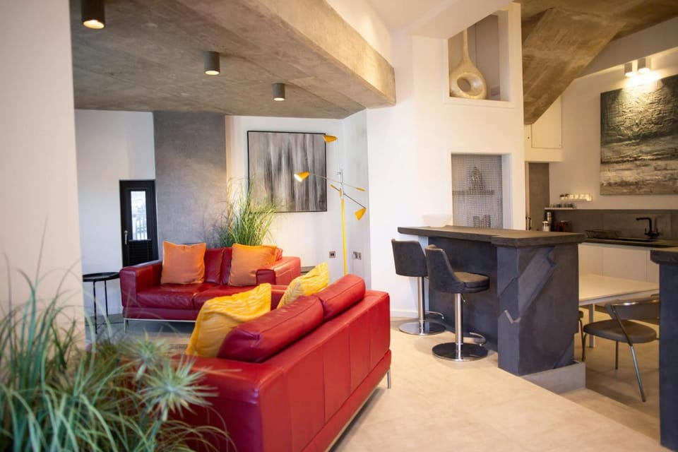 Kitchen or kitchenette, Living room, Seating area, Dining area