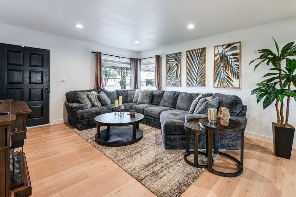 Shop, Swim & Explore: Updated Phoenix Home! House in Phoenix