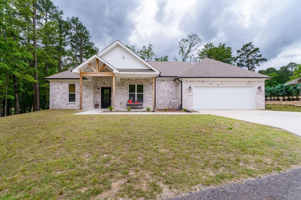 Steps to Fairway: Hot Springs Village Golf Retreat House in Arkansas