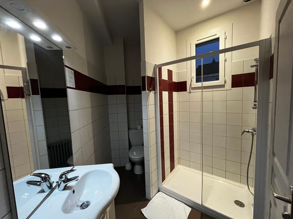 Restaurant/places to eat, Bathroom, Breakfast