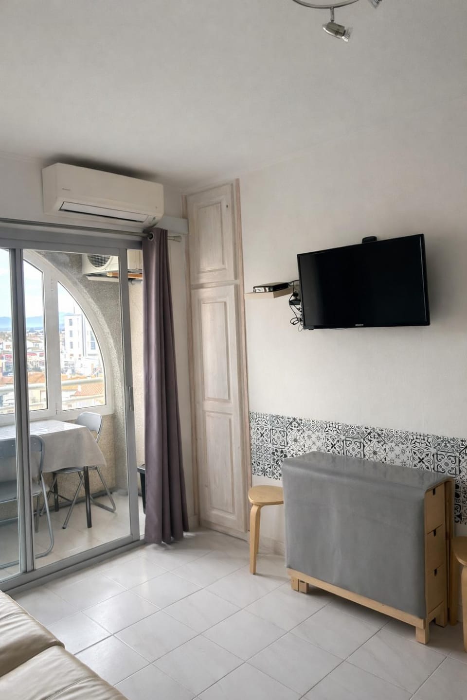 TV and multimedia, Living room, Seating area, Dining area, air conditioner