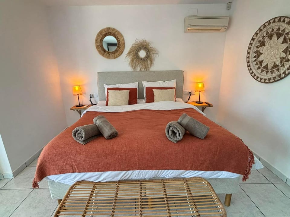 Bedroom, towels, air conditioner