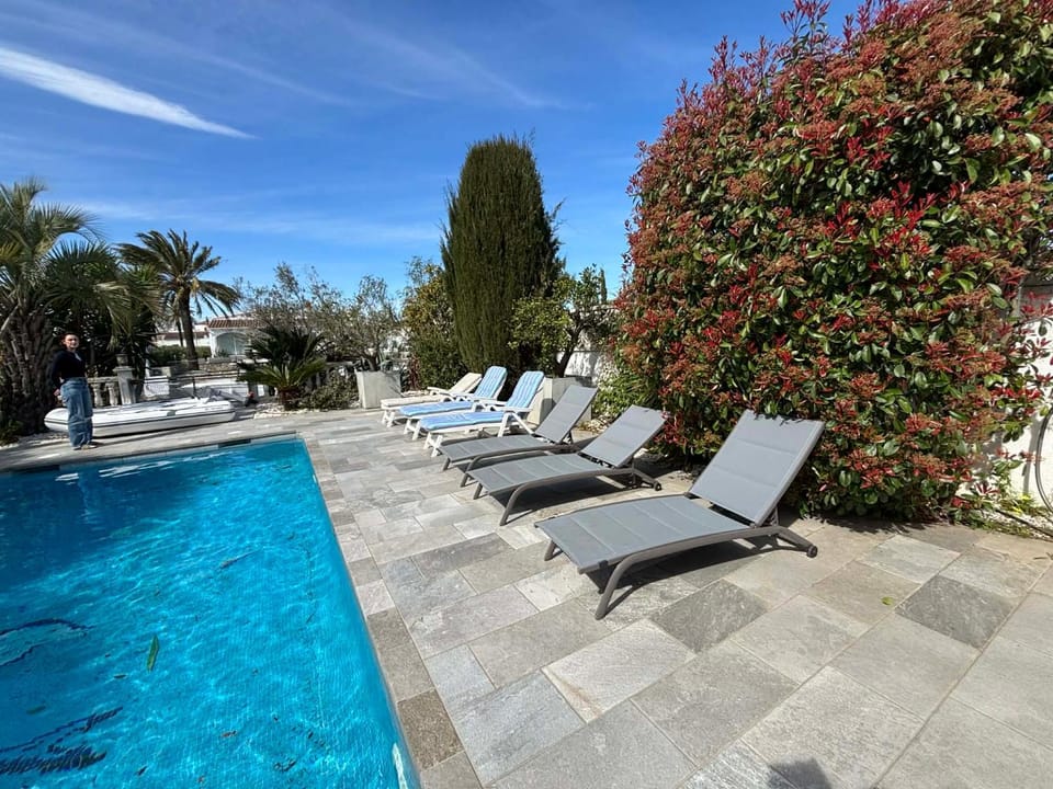 Swimming pool, sunbed