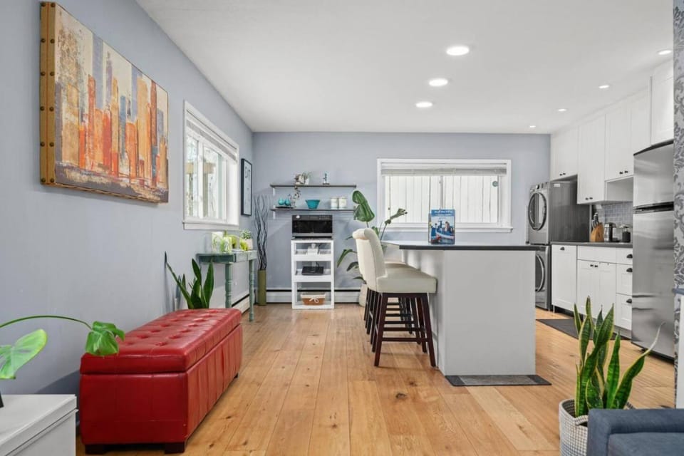 Ramsay Manor | Bright and Open Coziness - Walk to Stampede Apartment in Calgary
