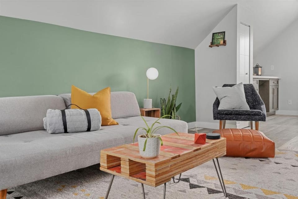 Scarlett Manor | Mid Century Zen Suite. 1 BR. Near DT, C-train. House in Calgary