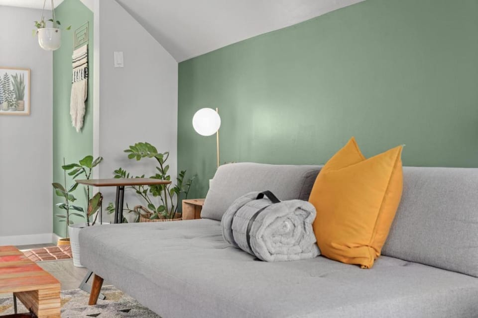 Scarlett Manor | Mid Century Zen Suite. 1 BR. Near DT, C-train. House in Calgary