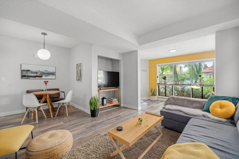 Scarlett Manor | Funky 1 BR Century Home-Near DT, C-train House in Calgary