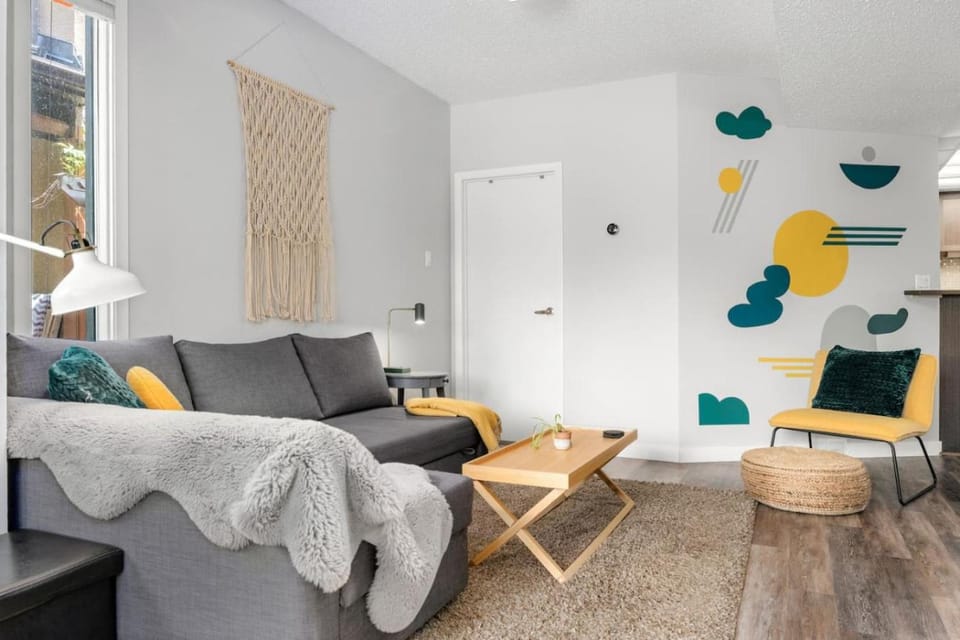 Scarlett Manor | Funky 1 BR Century Home-Near DT, C-train House in Calgary