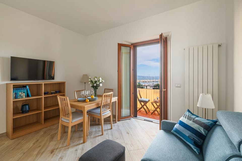 TV and multimedia, Living room, Photo of the whole room, Seating area, Dining area, Sea view