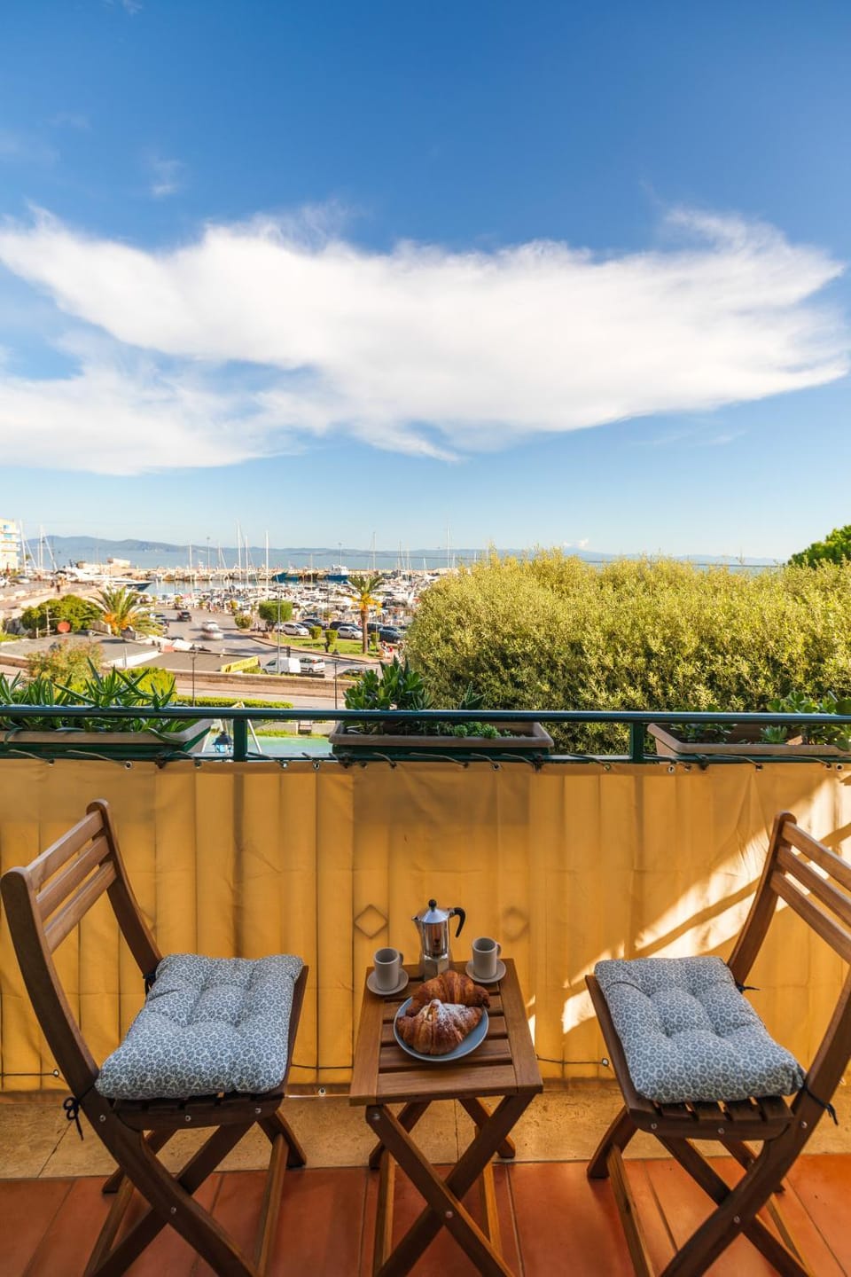 View (from property/room), Balcony/Terrace, City view, Sea view