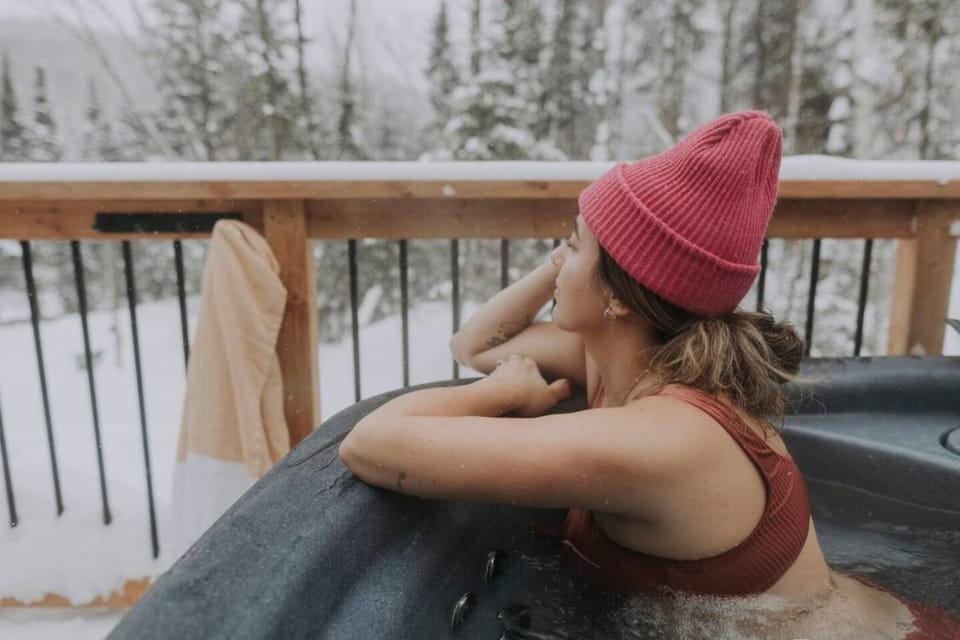 Luxe Mountain Escape - Hot Tub - Fireplace - Cozy Chalet in Sainte-Agathe-des-Monts