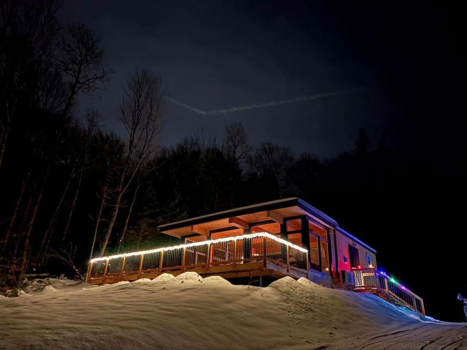 Luxe Mountain Escape - Hot Tub - Fireplace - Cozy Chalet in Sainte-Agathe-des-Monts
