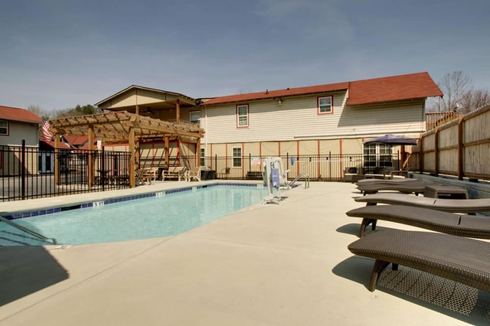 Bavarian Brook Unit 6 Apartment in Helen