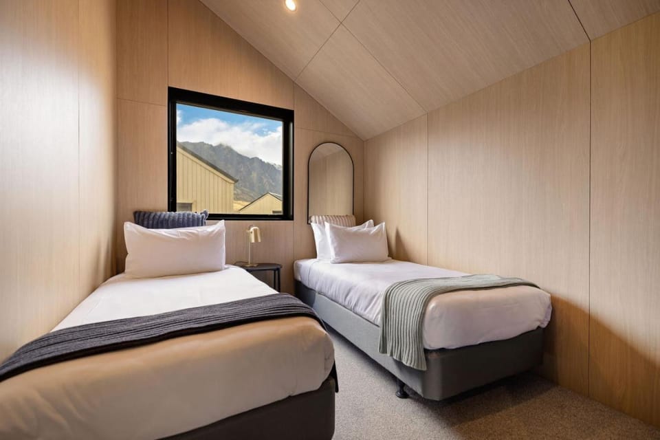Queenstown Skye Villa - Near Airport and Shopping Centre House in Queenstown