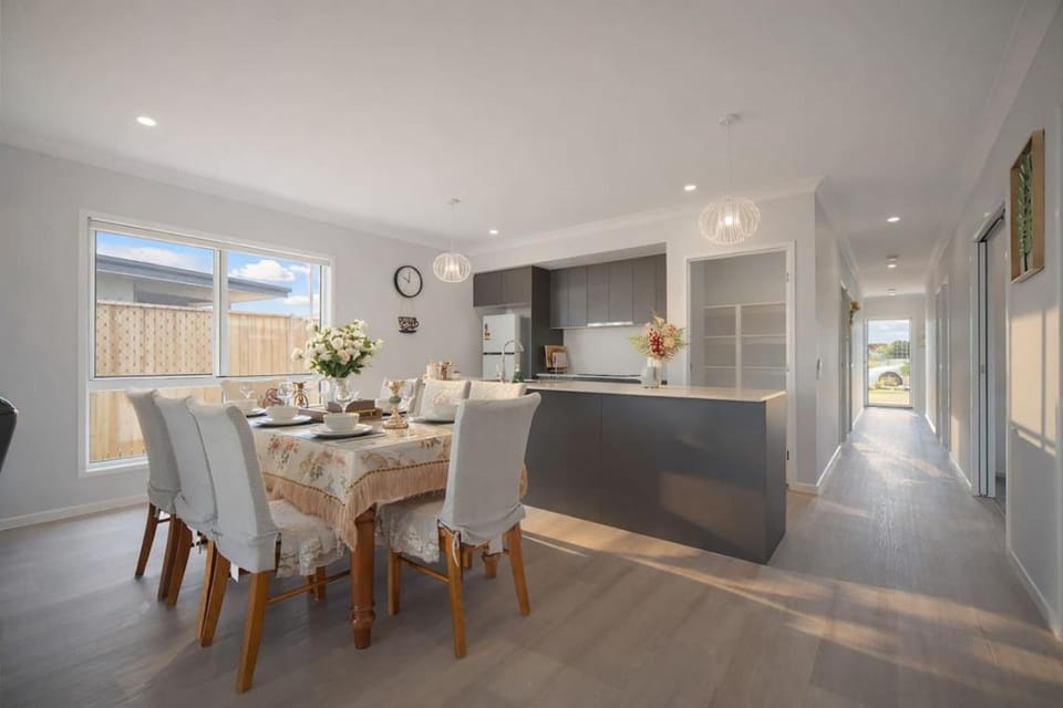 Spacious 5BR Family Home in Park Ridge House in Brisbane