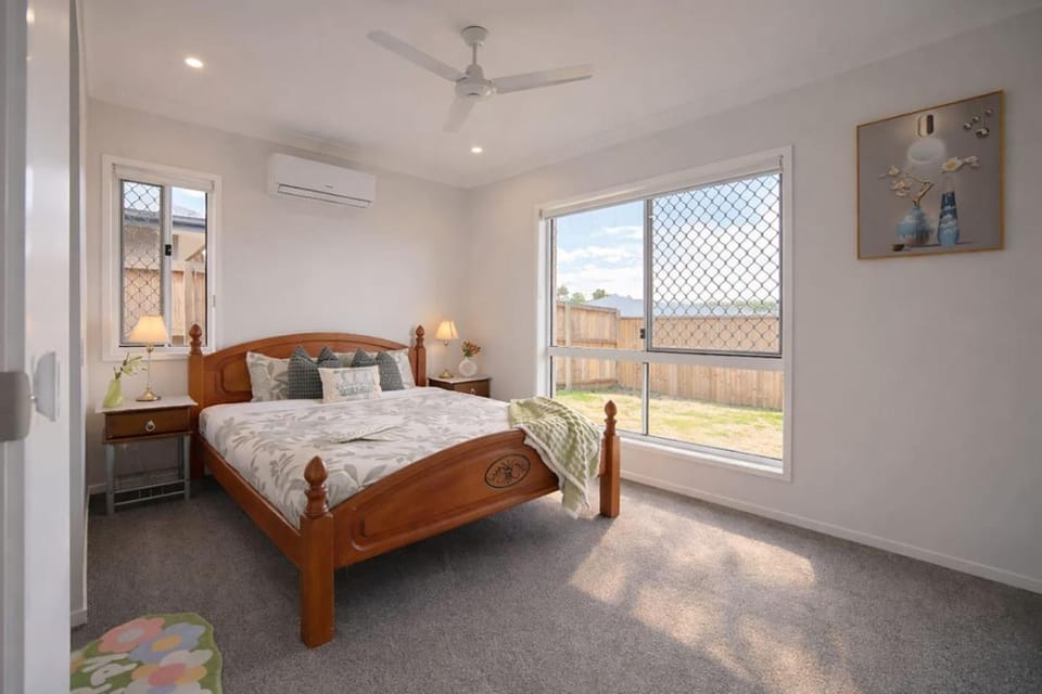 Spacious 5BR Family Home in Park Ridge House in Brisbane