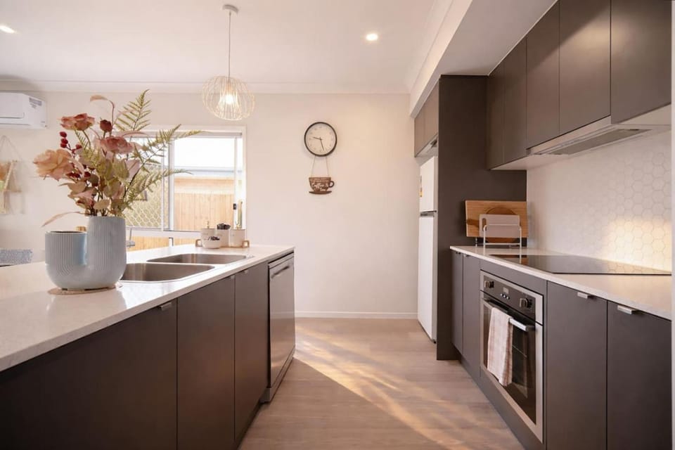 Spacious 5BR Family Home in Park Ridge House in Brisbane