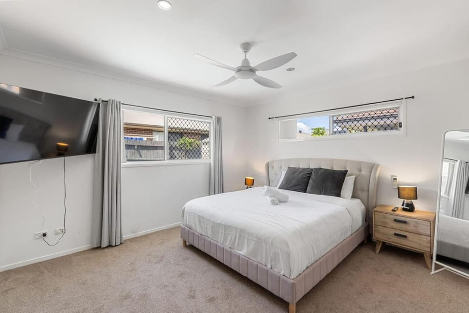 Family Holiday Retreat 4 Beds and Pool House in Mango Hill