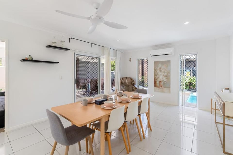 Family Holiday Retreat 4 Beds and Pool House in Mango Hill