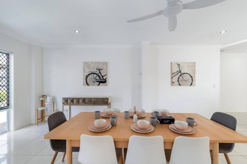 Family Holiday Retreat 4 Beds and Pool House in Mango Hill