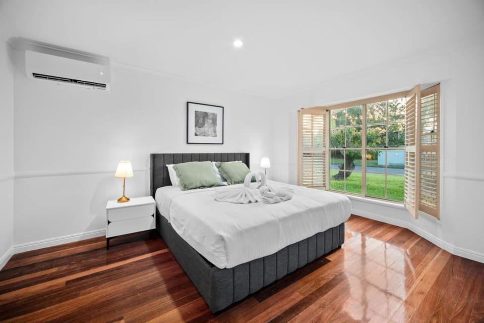 Modern 4B Family-Friendly Home in Robertson QLD House in Brisbane