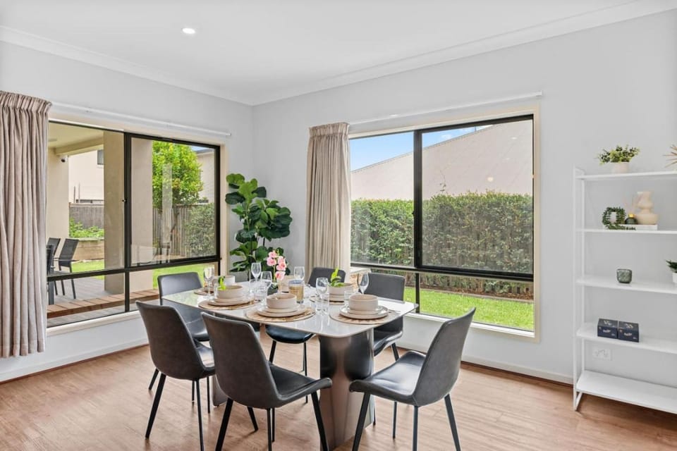 3BR Family Home in Rochedale Aussie Local Living House in Brisbane