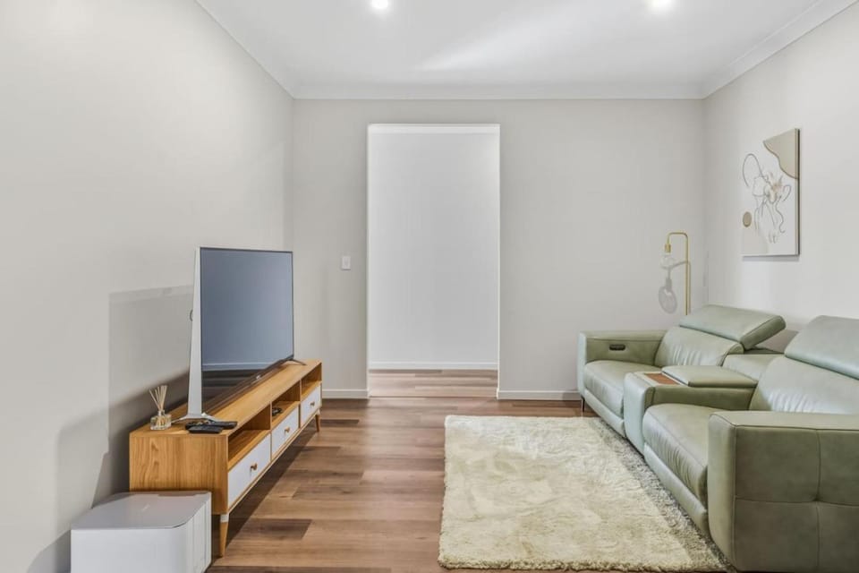 Brand new 4BR Family Home in Peaceful Park Ridge House in Brisbane