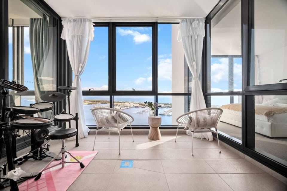 Prime Location Wake Up to Ocean Views with Pool Apartment in Main Beach