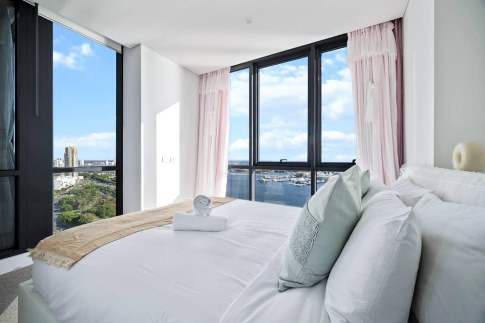Prime Location Wake Up to Ocean Views with Pool Apartment in Main Beach