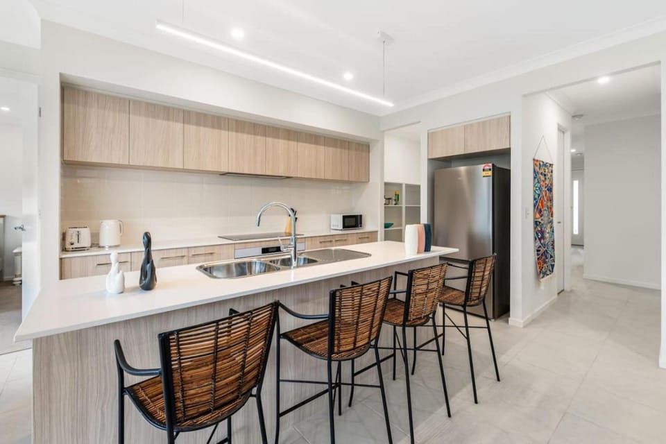 Modern 4BR Family Home in Peaceful Park Ridge House in Brisbane