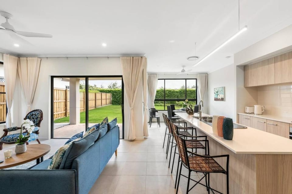 Modern 4BR Family Home in Peaceful Park Ridge House in Brisbane
