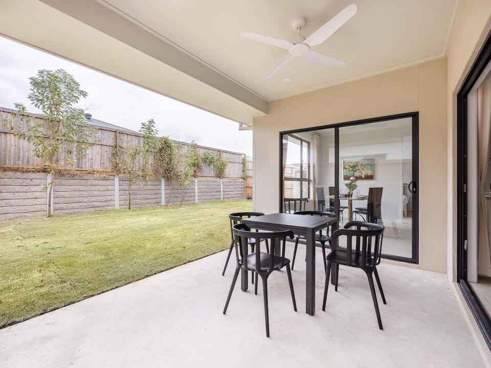 Modern 4BR Family Home in Peaceful Park Ridge House in Brisbane