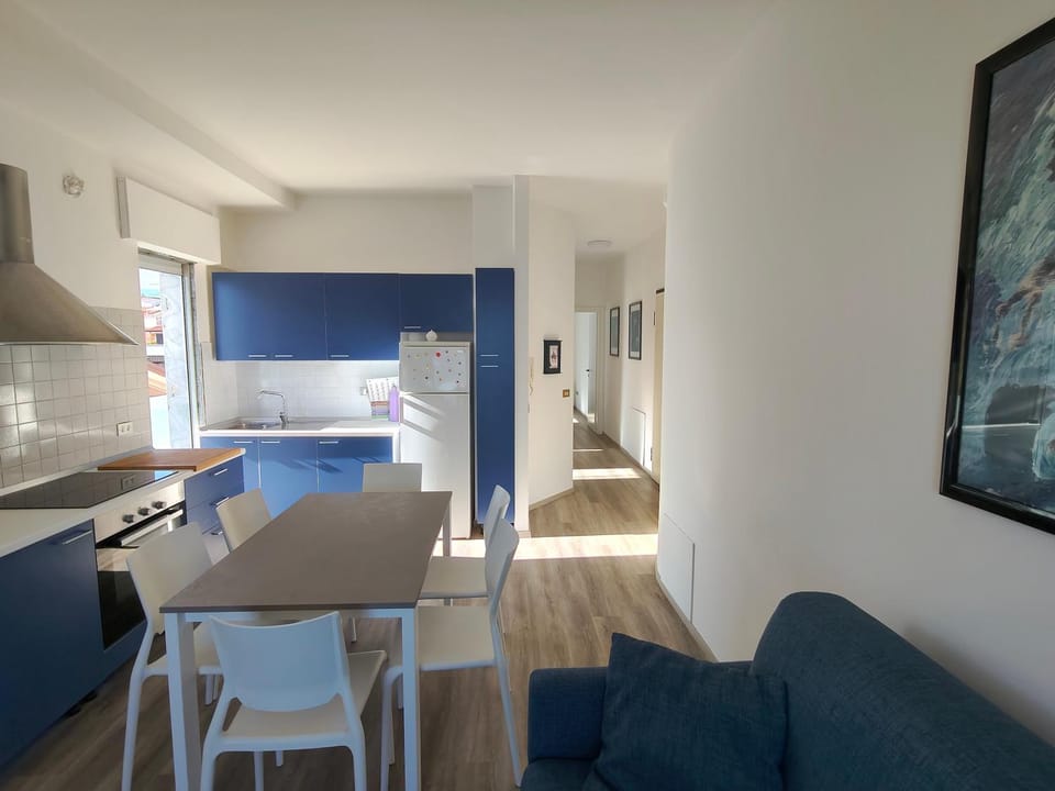 Kitchen or kitchenette, Dining area, stove
