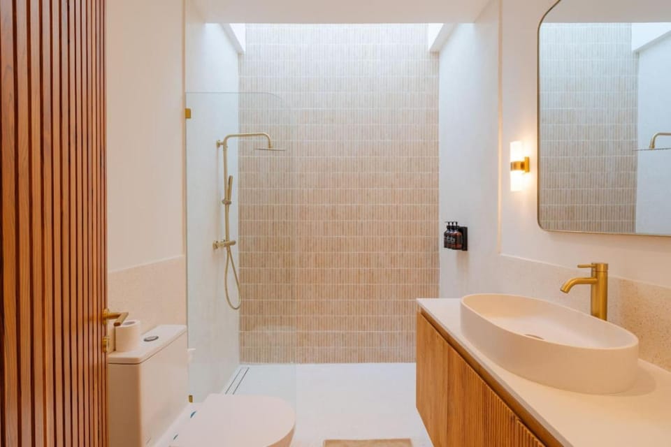Shower, Toilet
