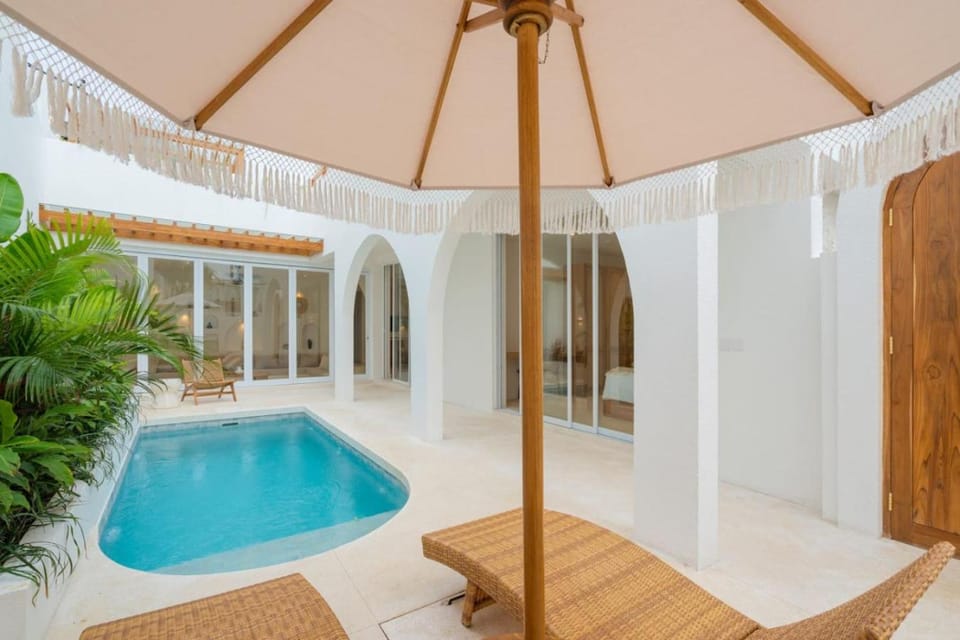 Swimming pool, sunbed
