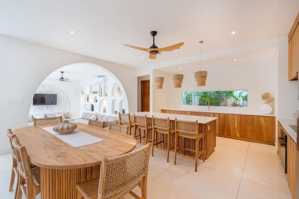 Dining area, kitchen