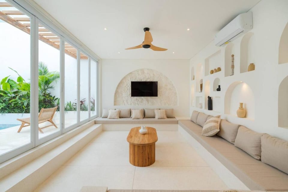 TV and multimedia, Living room, Seating area, Pool view