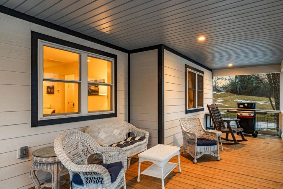 Little Frieendswood - Serene Home on Horse Farm, Unique Views & Nature House in Buncombe County