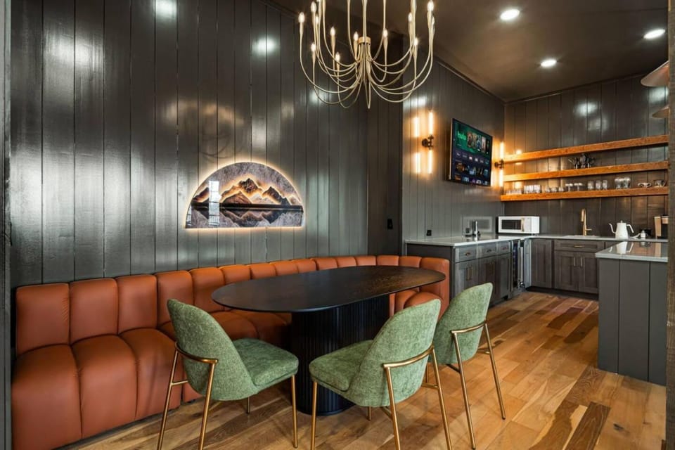 Laurel House - Luxury, Mtn Views, Games, Office, Bar, and Hot Tub House in Watauga
