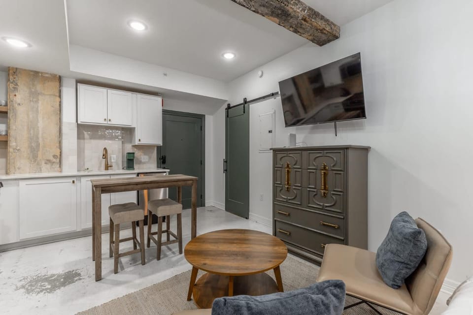 TV and multimedia, Kitchen or kitchenette, Living room, Seating area, Dining area