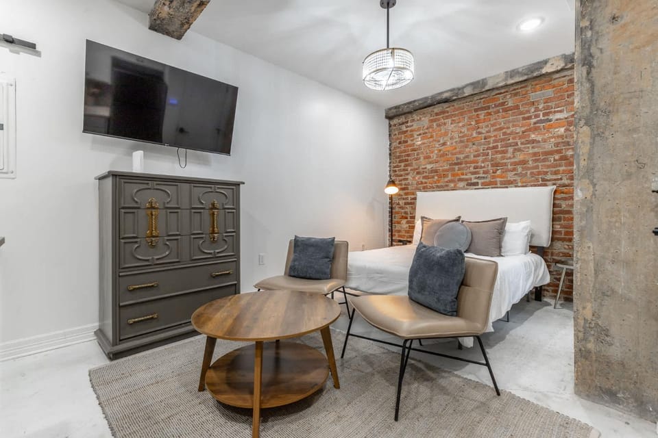 Bed, TV and multimedia, Living room, Photo of the whole room, Seating area, Evening entertainment, Bedroom
