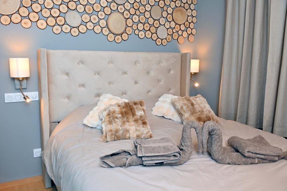 Bed, Bedroom, towels