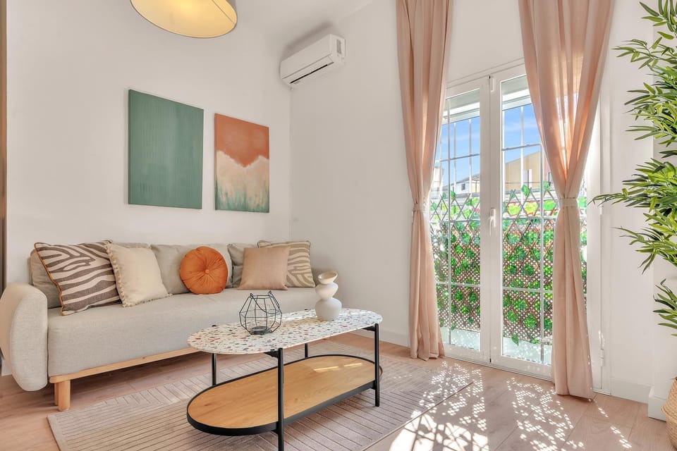 Living room, Seating area, air conditioner