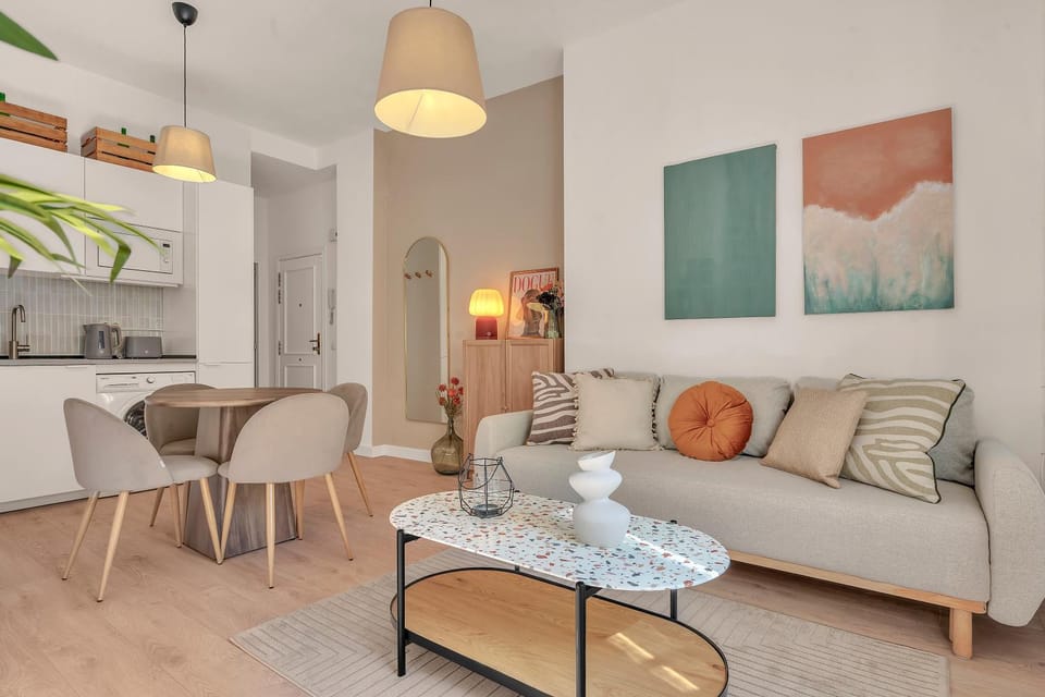 Kitchen or kitchenette, Living room, Seating area, Dining area