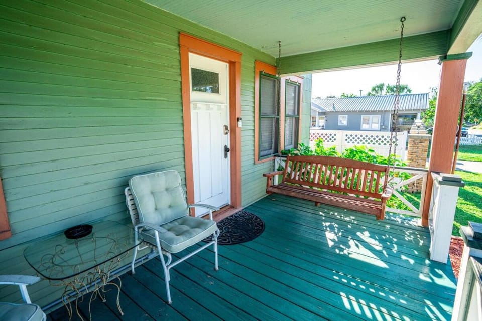 Inn the Heights- the Bungalow -5 min to RJ stadium House in Tampa