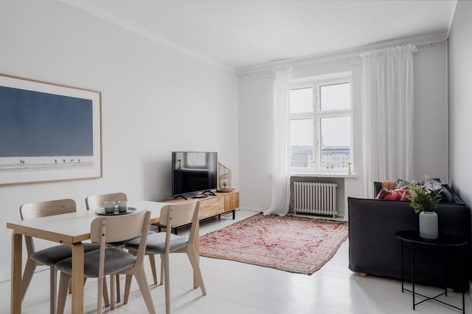 TV and multimedia, Living room, Seating area, Dining area