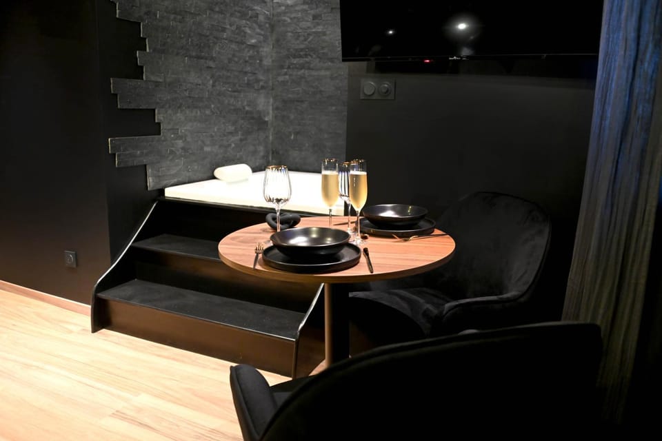 Seating area, Dining area